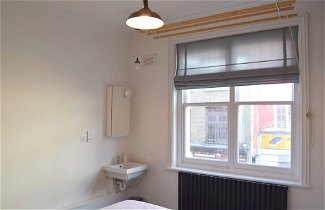 Photo 3 - Airy Modern 1 Bed Apartment in Shoreditch