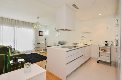Photo 7 - Sunny & Bright Amoreiras Apartment
