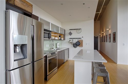 Foto 5 - Luxe Downtown Penthouse with City Skyline Views