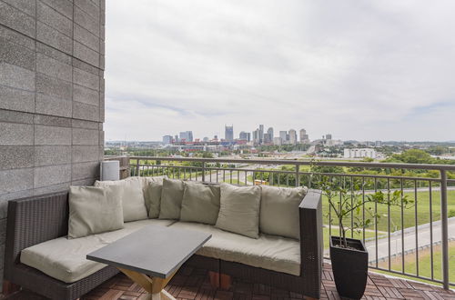 Foto 23 - Luxe Downtown Penthouse with City Skyline Views