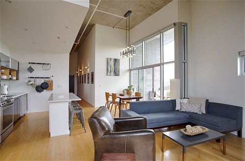 Foto 9 - Luxe Downtown Penthouse with City Skyline Views