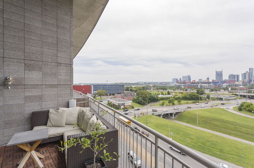 Foto 21 - Luxe Downtown Penthouse with City Skyline Views