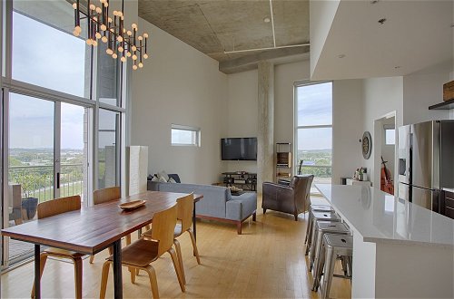 Foto 11 - Luxe Downtown Penthouse with City Skyline Views