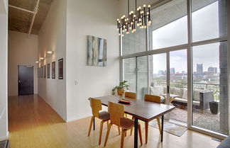 Foto 1 - Luxe Downtown Penthouse with City Skyline Views