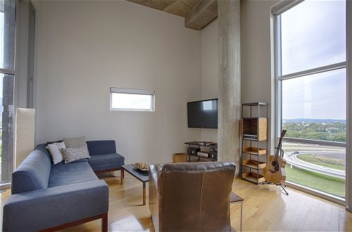 Foto 14 - Luxe Downtown Penthouse with City Skyline Views