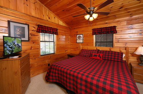 Photo 2 - Just Hanging Out - Three Bedroom Cabin