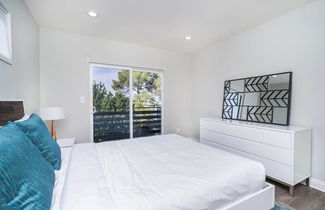 Photo 2 - Brand NEW Luxury 3bdr Townhome In Silver Lake