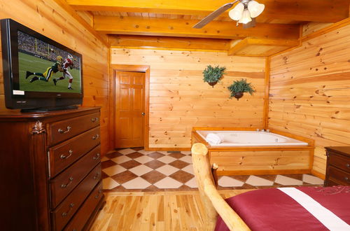 Photo 12 - Family Valley Lodge - Six Bedroom Cabin