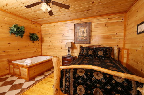 Photo 2 - Family Valley Lodge - Six Bedroom Cabin