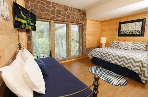 Photo 3 - Family Valley Lodge - Six Bedroom Cabin