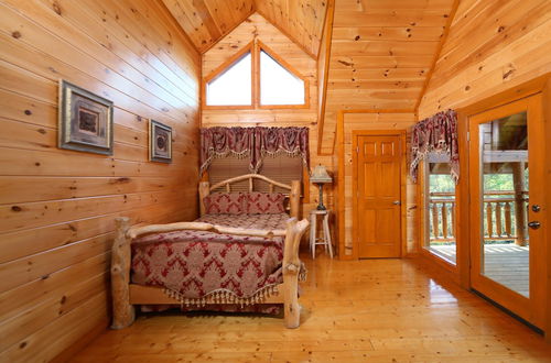 Photo 11 - Family Valley Lodge - Six Bedroom Cabin