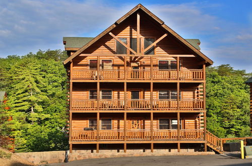 Photo 1 - Family Valley Lodge - Six Bedroom Cabin