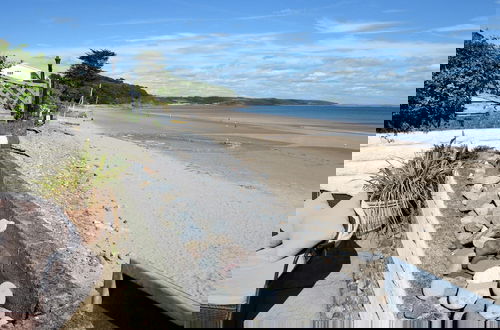 Foto 15 - Gone to the Beach - Luxury Cottage Sea Views Direct Access to Beach Pet Friendly