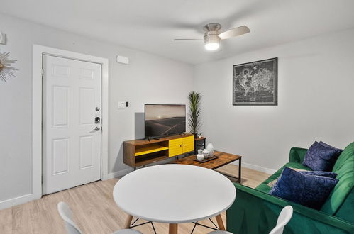 Photo 26 - Stylish 1BR Near UT Highland Evonify