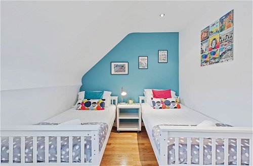 Photo 3 - Majestic Mews Apartment with Free Parking | By My Getaways