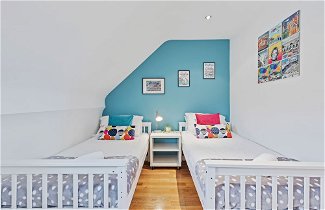 Photo 3 - Majestic Mews Apartment with Free Parking | By My Getaways