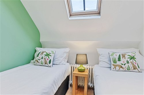 Photo 10 - Majestic Mews Apartment with Free Parking | By My Getaways