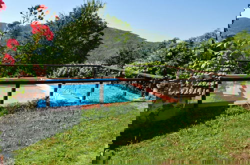 Foto 21 - Rustic Chalet With Pool