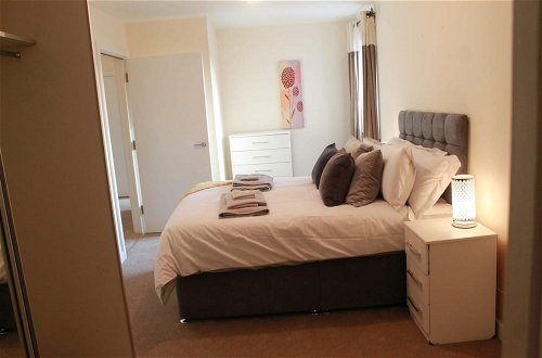 Photo 7 - Remarkable 2-bed Apartment in Reading