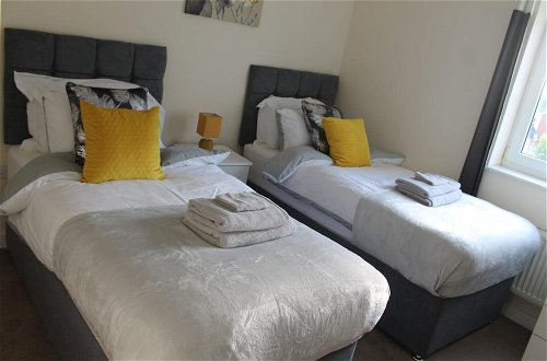 Photo 2 - Remarkable 2-bed Apartment in Reading