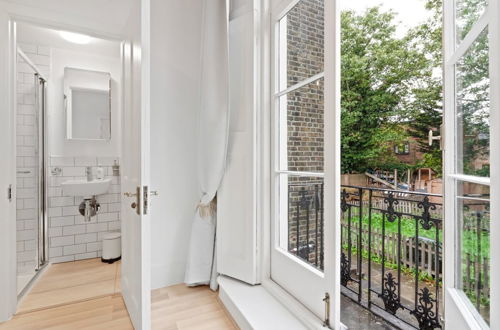 Photo 2 - Refined, Light 1 Bed Apt w Balcony in Brixton