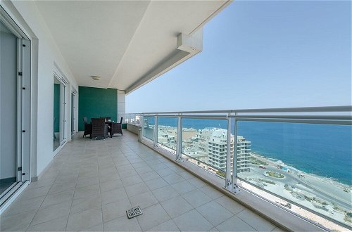 Photo 25 - Seafront Luxury Apartment With Pool