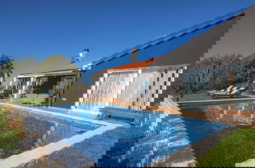 Foto 17 - Villa with Swimming Pool, Volleyball Court & Hot Tub, near Rovinj