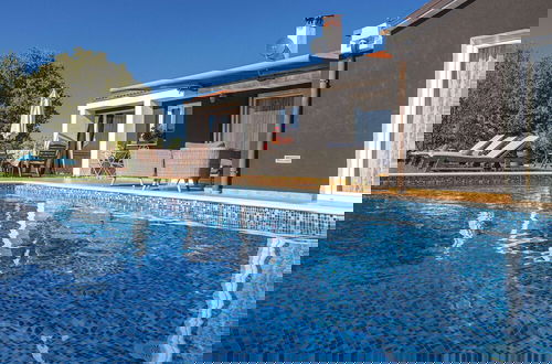 Foto 20 - Villa with Swimming Pool, Volleyball Court & Hot Tub, near Rovinj