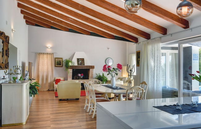 Villa with Swimming Pool, Volleyball Court & Hot Tub, near Rovinj - Foto 1