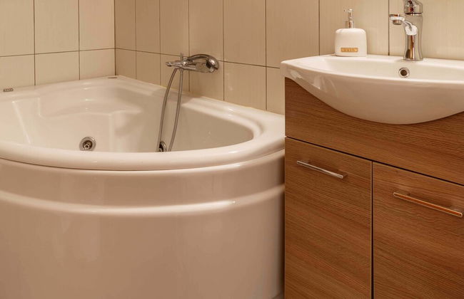 Evel's Home Suites - Photo 57