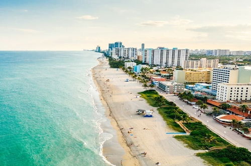 Photo 2 - Hollywood Beach Vacation Spot West Lake Park