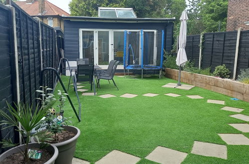 Foto 8 - Stunning 1-bed Cabin in Bromley With hot tub