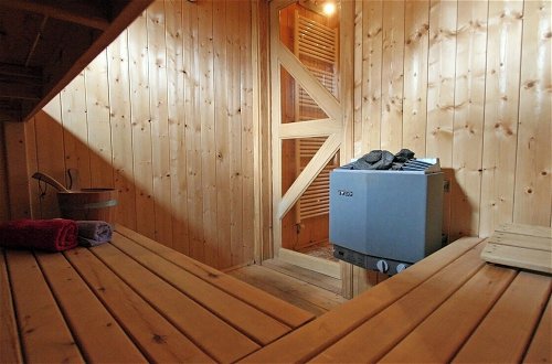 Photo 18 - Affluent Chalet in Septon with Whirlpool, Sauna, Hot Tub