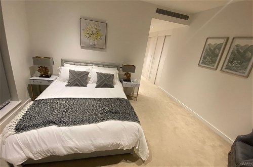 Photo 3 - Marvelous 3 Bed Penthouse in Kewbridge