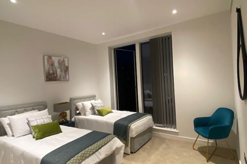 Photo 5 - Marvelous 3 Bed Penthouse in Kewbridge