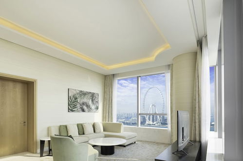 Photo 15 - LUX Iconic Views at Palm Tower Suite 3