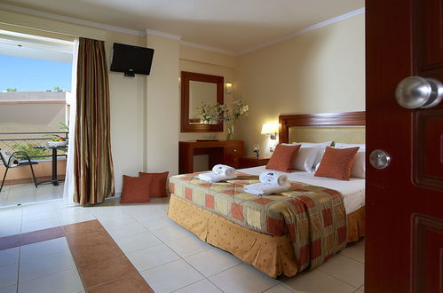 Photo 10 - Avantis Suites Hotel