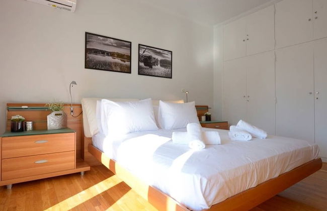 New Superb & Luminous 2 Bedroom Apartment - Photo 2
