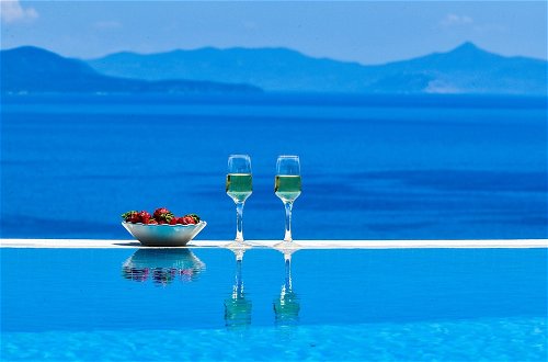 Photo 37 - Villa with Striking views over the infinity Pool