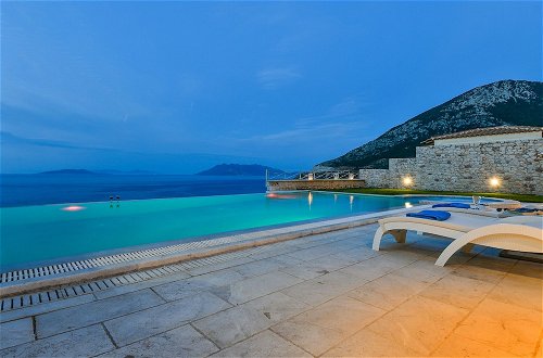 Photo 32 - Villa with Striking views over the infinity Pool