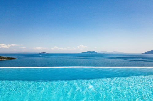 Photo 34 - Villa with Striking views over the infinity Pool