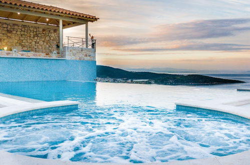 Photo 38 - Villa with Striking views over the infinity Pool