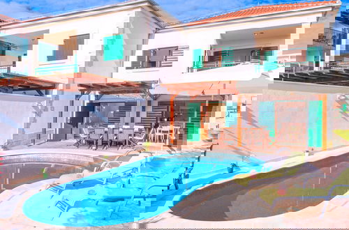 Foto 14 - Charming Villa With Spacious Rooms and Private Swimming Pool in the Lavender Island of Hvar