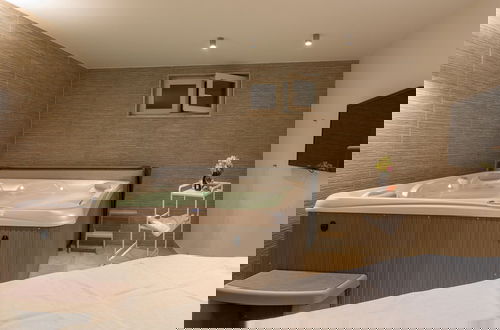 Foto 31 - Luxurious Villa in Butkovici with Pool & Hot Tub