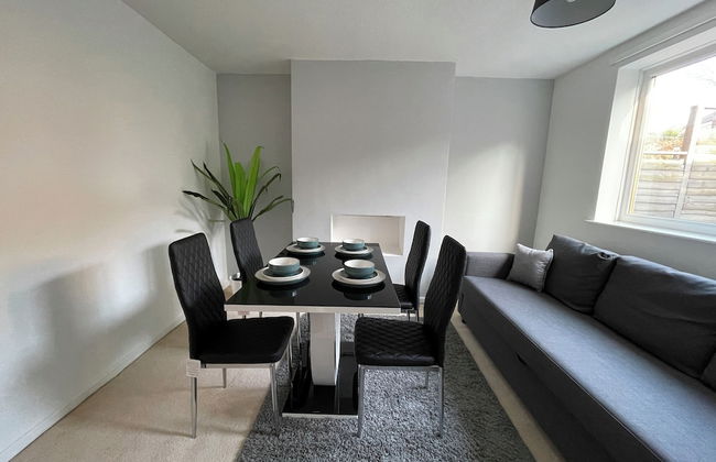 Bright & Airy 3BR Home with Parking - Foto 7