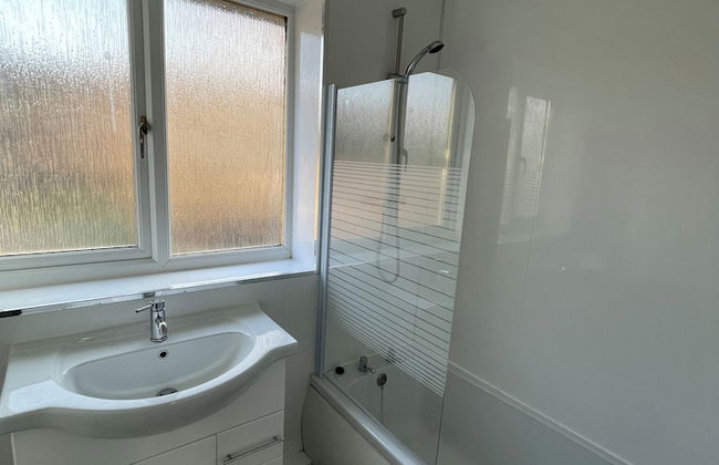 Bright & Airy 3BR Home with Parking - Foto 11