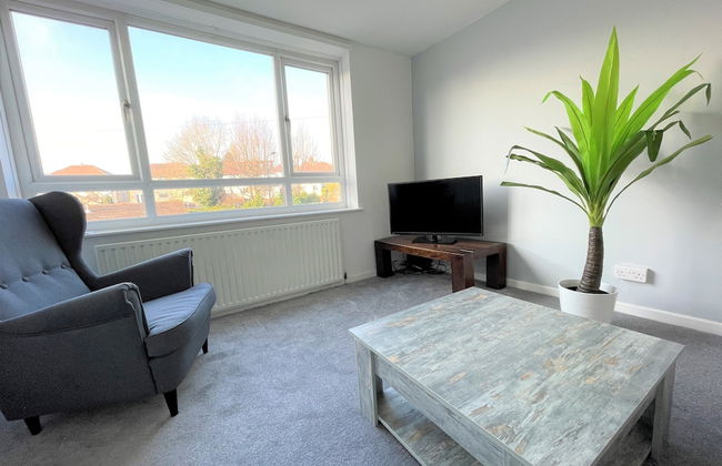 Bright & Airy 3BR Home with Parking - Foto 10