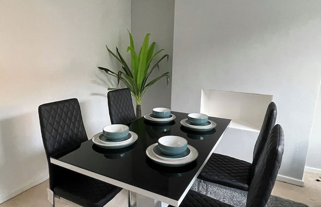 Bright & Airy 3BR Home with Parking - Foto 8