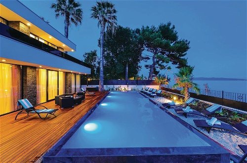 Foto 32 - Beachfront Villa Baronessa with Pool