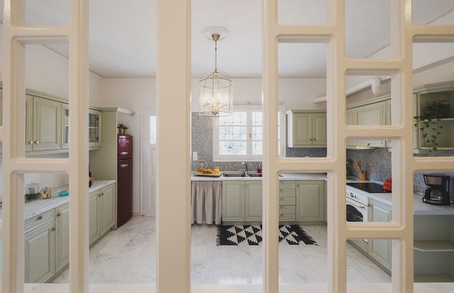 Mid-Century Modern Villa Vintage Charm - Foto 35